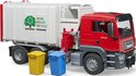 Rode vuilniswagen met witte laadbak, voorzien van de tekst 'REUSE REDUCE RECYCLE' en twee miniatuur afvalbakken, geel en blauw.