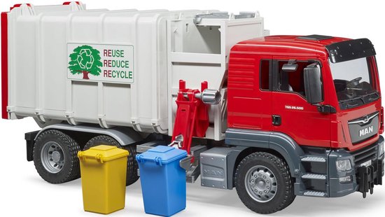 Rode vuilniswagen met witte laadbak, voorzien van de tekst 'REUSE REDUCE RECYCLE' en twee miniatuur afvalbakken, geel en blauw.