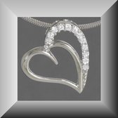 Sierlijke zilverkleurige hanger , in de vorm van een  hart, compleet met collier