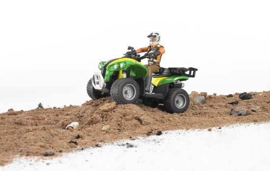 Groene en gele quad met coureur in oranje vest, op een heuvel van aarde.