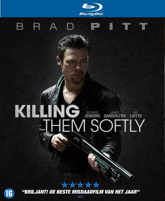 Brad Pitt met een geweer, in een zwart leren jack. Titel: Killing Them Softly.