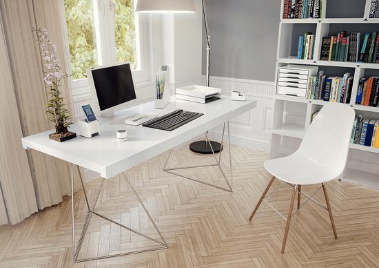 Een wit bureau in een lichte kamer, met een computer, opbergvakken en een stoel.
