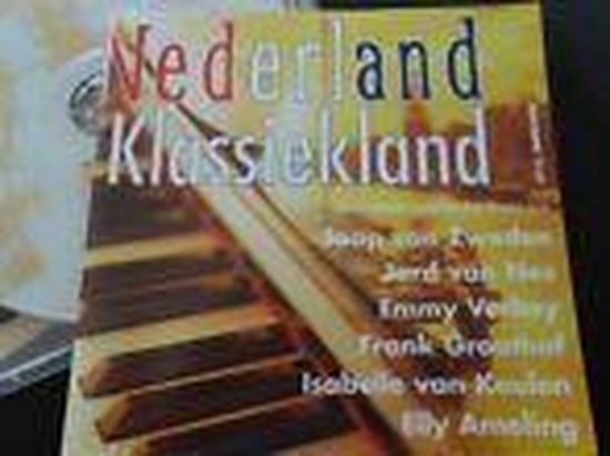Albumhoes met de tekst "Nederland Klassiekland". Een piano toetsenbord is op de voorgrond. Twee cd's zijn zichtbaar.