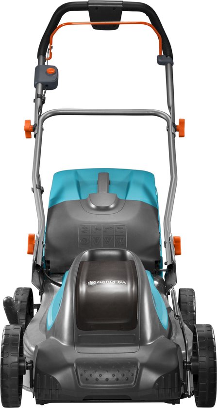 Vooraanzicht van de GARDENA grasmaaier in grijs en turquoise, op witte achtergrond.