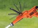 Oranje Black+Decker grastrimmer met verstelbaar handvat.