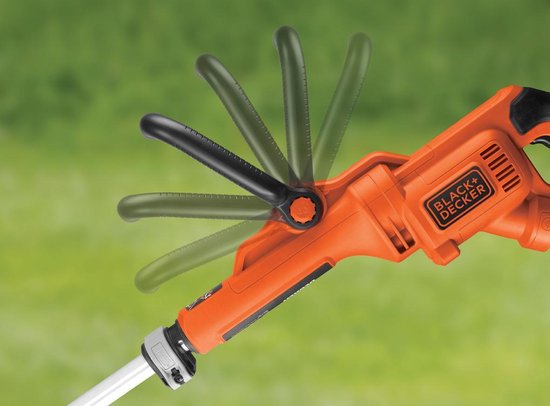 Oranje Black+Decker grastrimmer met verstelbaar handvat.