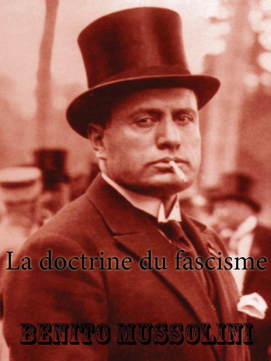 Un gros plan de Benito Mussolini, fumant une cigarette, portant un chapeau haut-de-forme et un costume. Texte : La doctrine du fascisme. BENITO MUSSOLINI.
