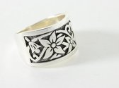 Zilveren ring met bloemengravering - maat 17