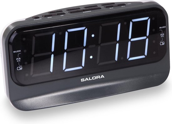 Donkergrijze Salora wekkerradio met groot wit LED-display dat 10:18 uur aangeeft. Knoppen aan de bovenzijde.