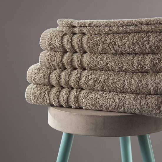 Pile de serviettes taupe avec détail côtelé.