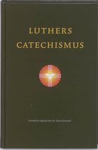 Groene kaft met 'LUTHERS CATECHISMUS' in goudkleurige letters en een symbool van een duif in een cirkel.