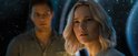 Jennifer Lawrence en Chris Pratt kijken verward in een ruimteschip.