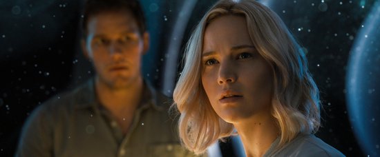 Jennifer Lawrence en Chris Pratt kijken verward in een ruimteschip.