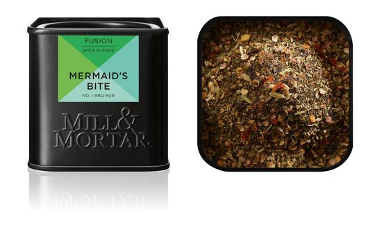 Zwarte blik met Mill & Mortar logo en label 'MERMAID'S BITE NO. 1 BBQ RUB'. Naast de blik een open blik met kruidenmix.