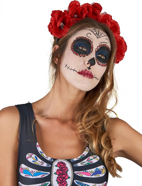Serre-tête à fleurs rouges avec petites têtes de mort porté par une femme au maquillage Dia de los Muertos.