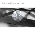 Abstracte weergave van de 'Carbon Pro structuur' met zwarte lijnen en een glazen bol.