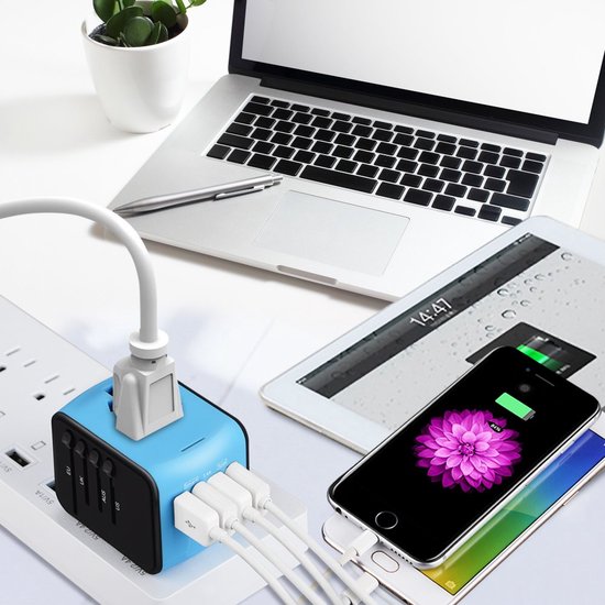 FEDEC Universele Wereldstekker met 4 USB Poorten - Internationale Reisstekker voor 150+ landen - Oplader – Zwart