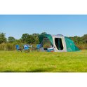 Grote groene en grijze familietent met 4 stoelen en een tafel buiten op het gras.
