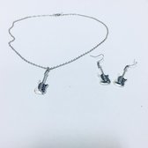 Fashionidea - Leuke zilverkleurige sieraden set ketting en oorbellen in de vorm van een gitaar