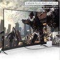 Une scène de film d'action sur un grand téléviseur incurvé, connectée via un câble à un ordinateur portable affichant la même scène.
