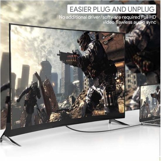Une scène de film d'action sur un grand téléviseur incurvé, connectée via un câble à un ordinateur portable affichant la même scène.