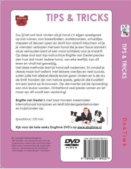 Achterkant van een dvd-hoes met tekst en foto's van Brigitte van Gestel met honden.