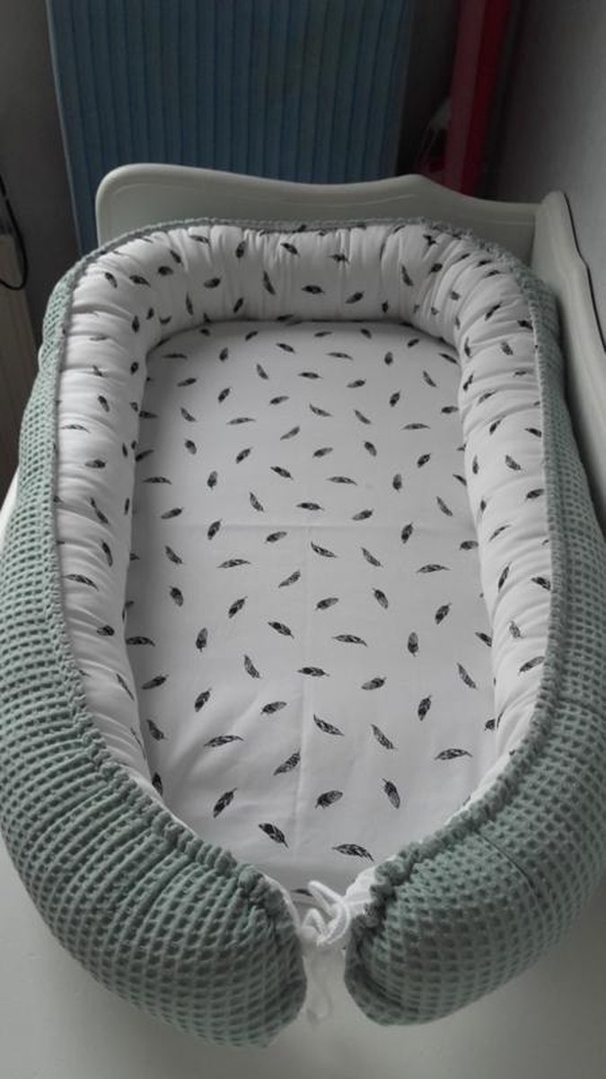 Bol.com Babynestje - oud groen - wit met zwarte veertjes aanbieding
