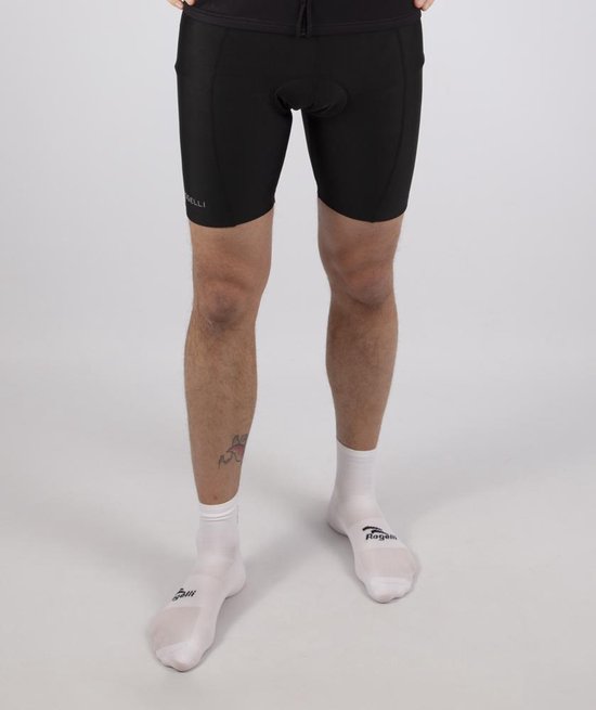 Zwarte korte fietsbroek voor heren, met een logo op de linkerpijp en witte sokken met logo.