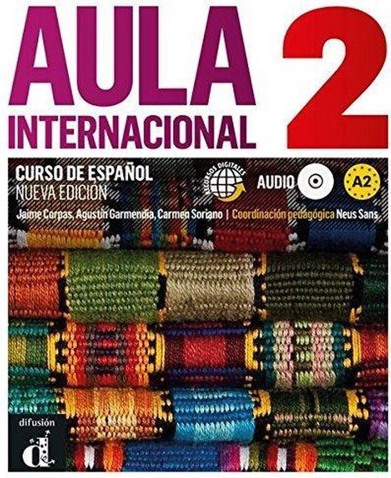 Voorpagina "Aula Internacional 2", met paarse en rode tekst op een achtergrond van gekleurde geweven stof.