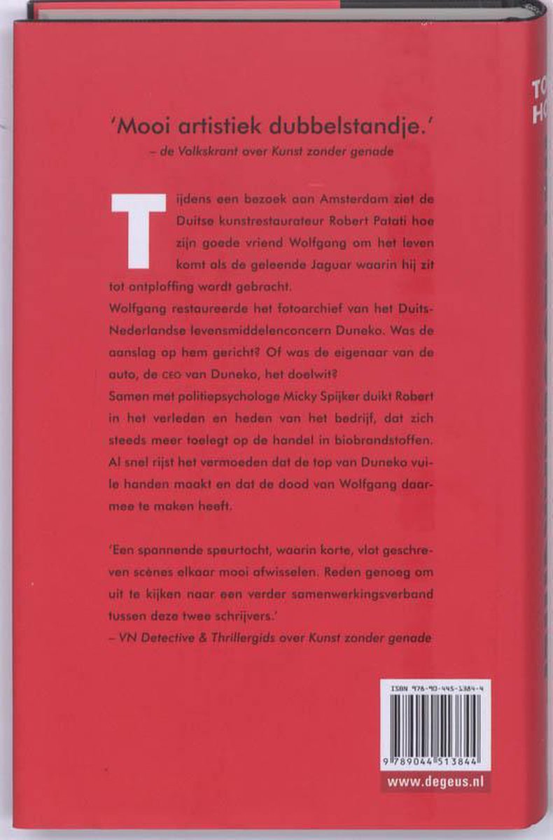 Achterkant van een boek met rode omslag. Tekst is in het Nederlands, met recensies en ISBN-nummer.