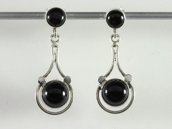Opengewerkte zilveren oorstekers met onyx