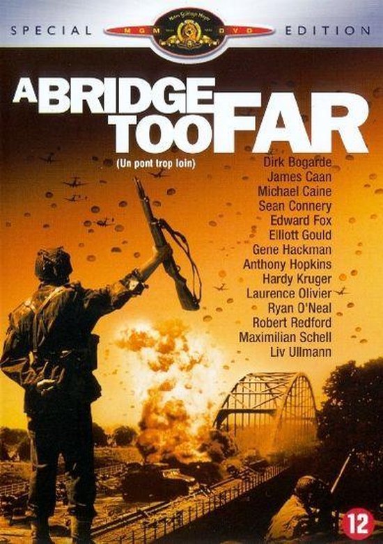 DVD-hoes voor 'A Bridge Too Far' met parachutisten, een brug en explosies. Met titel en acteurslijst.