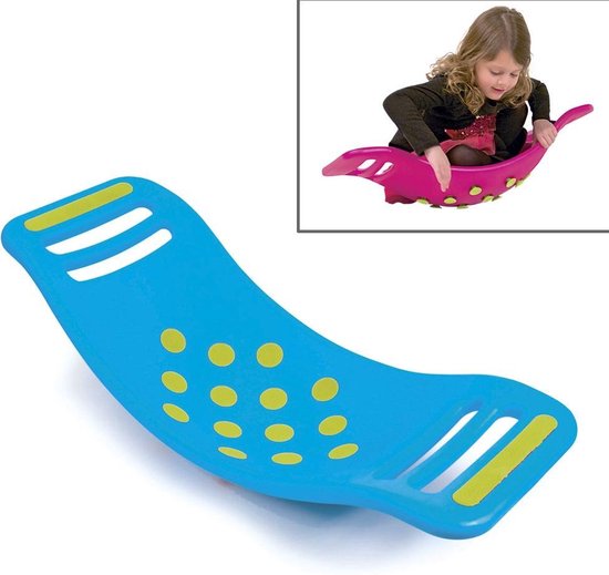 Blauw balansbord met gele nopjes en grepen. Een meisje zit op een roze variant.