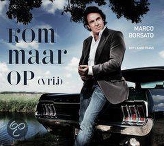 Marco Borsato in een donker colbert en jeans, leunend tegen een klassieke zwarte auto bij een rivier.
