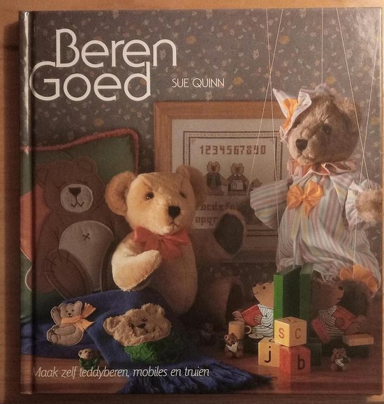 Livre 'Beren Goed' avec 'Fabriquez vos propres ours en peluche, mobiles et pulls' en texte. Avec deux ours en peluche, un avec un nœud papillon, et un sur fil de marionnette.