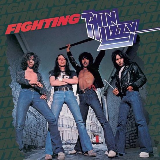 Thin Lizzy's 'Fighting' albumcover, met de bandleden in een stedelijke omgeving.