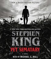 Stephen King's Pet Sematary: man met schop op een berg van takken, met kruisen. Nu een film.