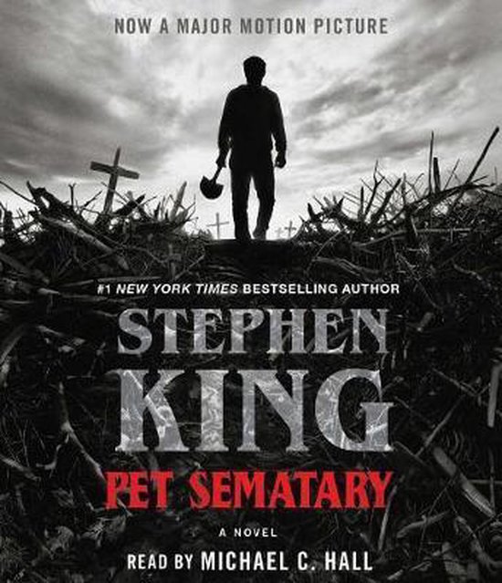 Pet Sematary de Stephen King : un homme avec une pelle sur un tas de branches, avec des croix. Maintenant un film.