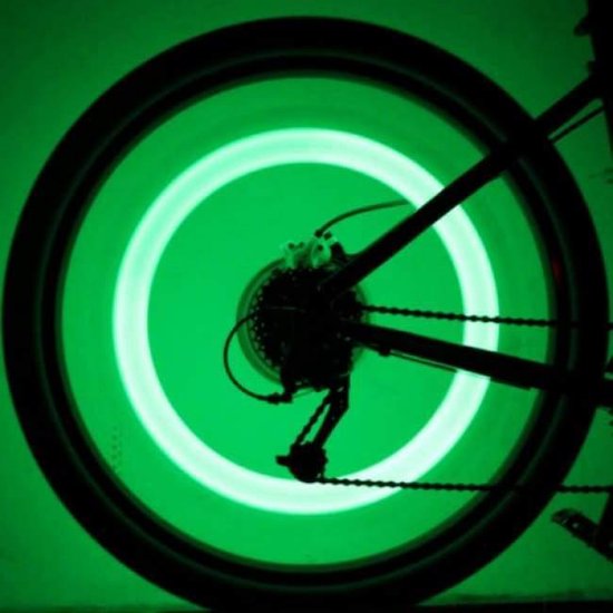 Groene spaakverlichting die een cirkel vormt op het fietswiel.
