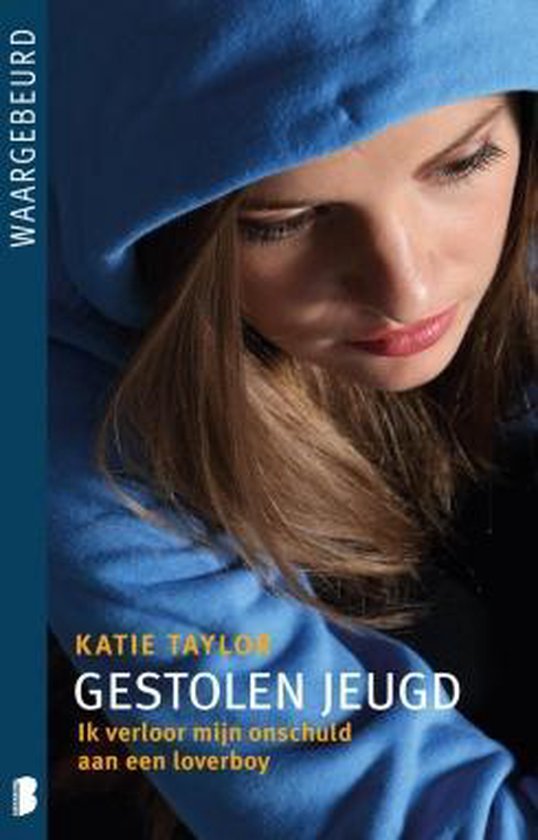 Een jonge vrouw met een blauwe capuchon, tekst 'WAARGEBEURD KATIE TAYLOR Gestolen Jeugd Ik verloor mijn onschuld aan een loverboy'.
