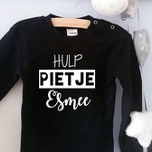 Merkloos Shirtje Hulp pietje met naam van Hulppietje | Lange mouw | zwart met witte letters | maat 92 Baby T-shirt 92