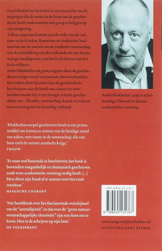 Achterkant van een boek met tekst en een portretfoto van André Klukhuhn. De achtergrond is roze.