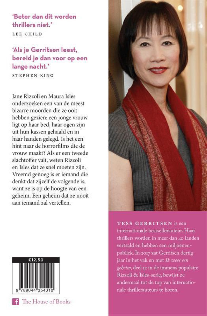Achterkant boek met een vrouw met rode sjaal en tekst over Tess Gerritsen.
