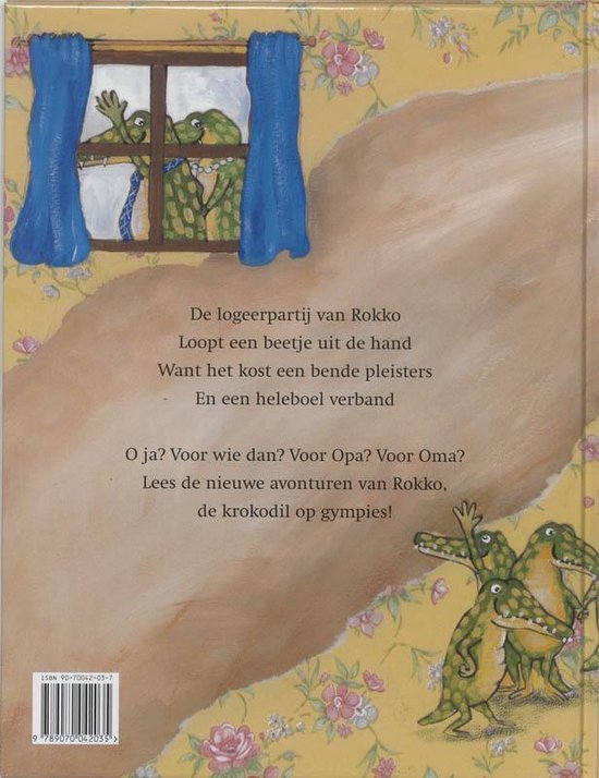 Achterkant boek 'Rokko Logeren bij Opa en Oma' met tekst, krokodillen en een raam met blauwe gordijnen