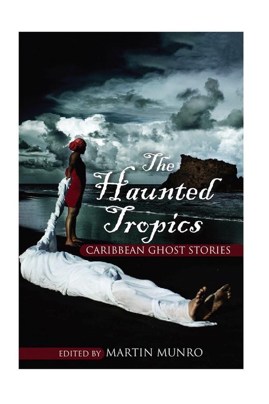 Boekomslag 'The Haunted Tropics' met een figuur in rood op een donker strand bij een witte, zwevende figuur.