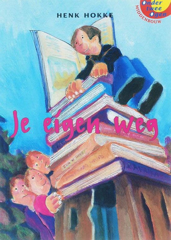 Een jongen zit op een stapel boeken, die hij opent. De titel 'Je eigen weg' staat in roze letters.