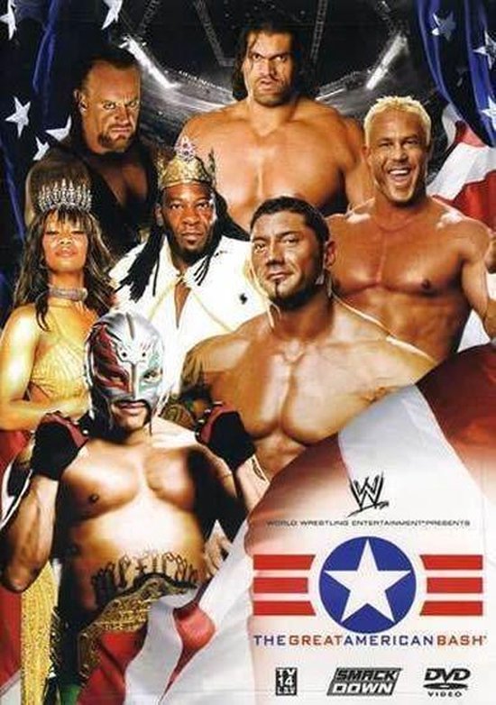 Diverse WWE-worstelaars met de Amerikaanse vlag op de achtergrond, waaronder Booker T met een kroon en Rey Mysterio in een masker.