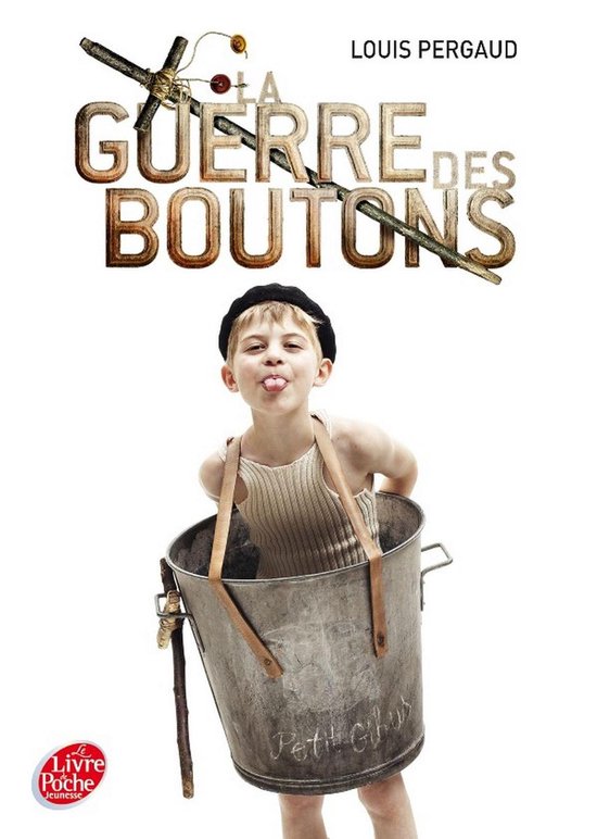 Boekomslag van La Guerre des Boutons: een jongen met een zwarte baret steekt zijn tong uit vanuit een metalen emmer.