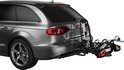 Grijze stationwagon met gemonteerde Thule VeloCompact fietsendrager, voor 3 fietsen.
