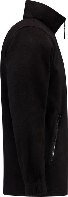 Zwarte fleece trui met ritssluiting op de zijkant en kraag.
